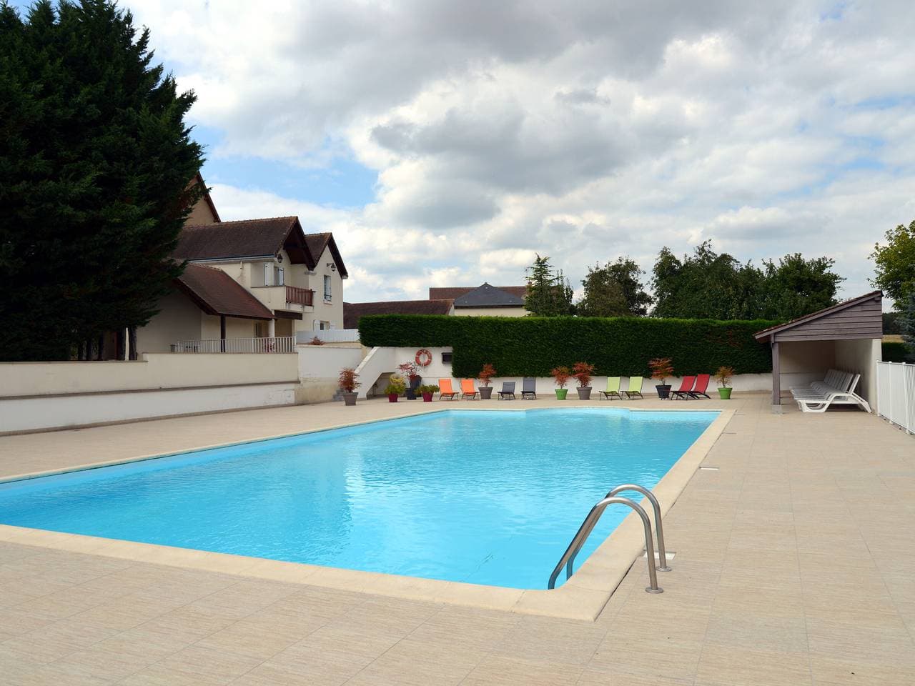 Foto 5 von 34: Familienfreundliches Ferienhaus mit großem Garten, Pool und Tennisplatz in der Nähe von Zoo und Schlössern