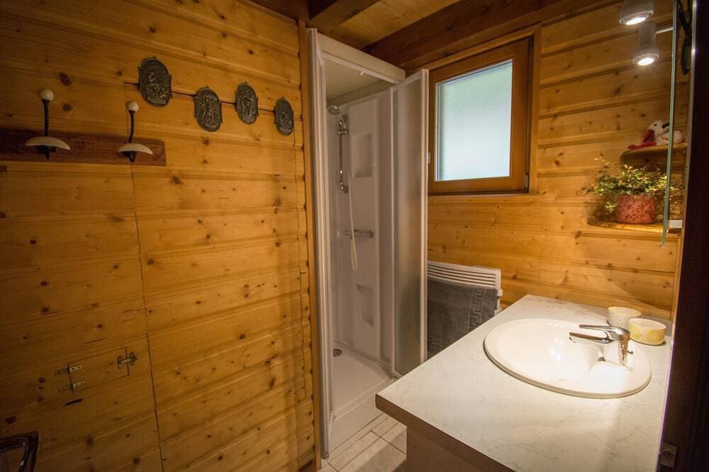 Foto 6 von 24: Berghütte-Familie-Bergblick-Ensuite mit Dusche