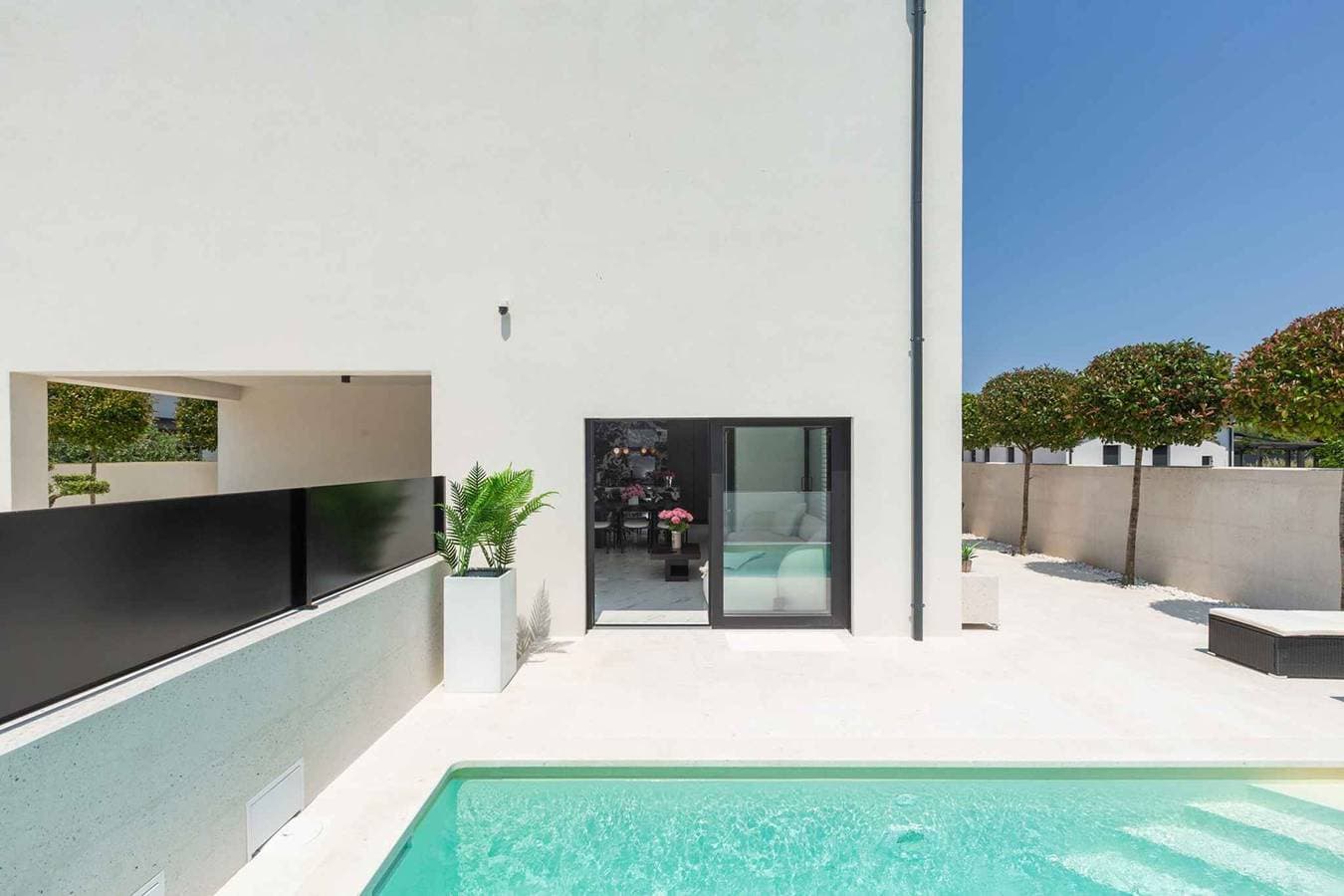Foto 10 von 46: Villa mit Terrasse und Pool