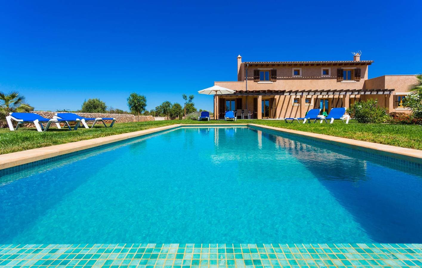 Foto 13 von 51: Gemütlicher Rückzugsort am Strand mit Terrasse, Pool und Wifi