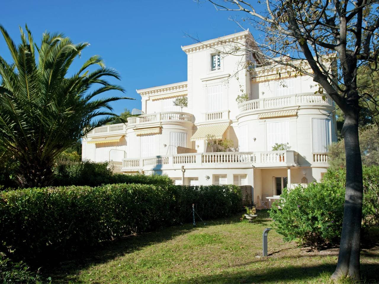 Villa an der Côte d'Azur mit Meerblick 1