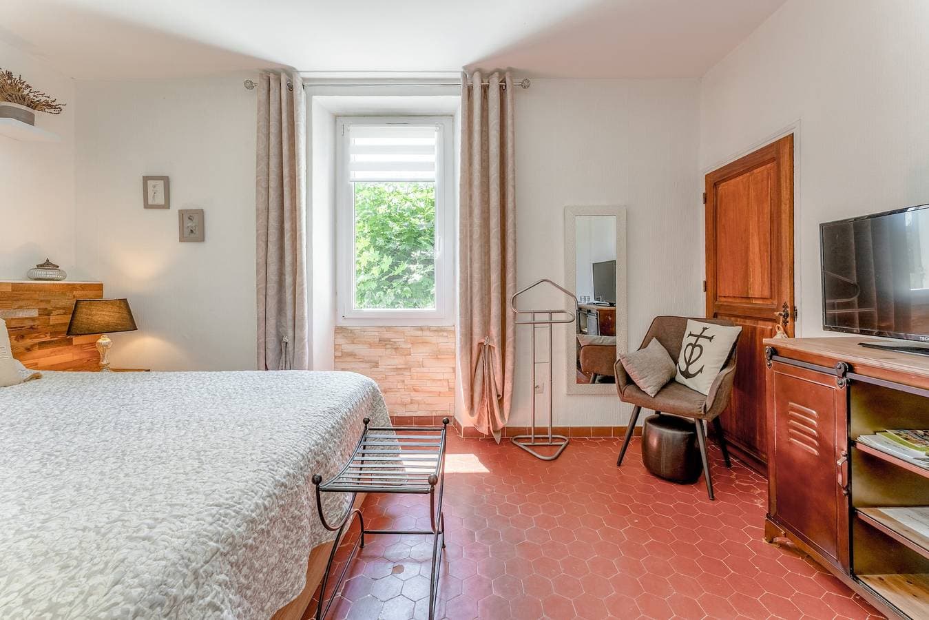Foto 4 von 21: Gästezimmer „Aux Portes Des Alpilles“ mit Gemeinschaftspool, WLAN und Klimaanlage