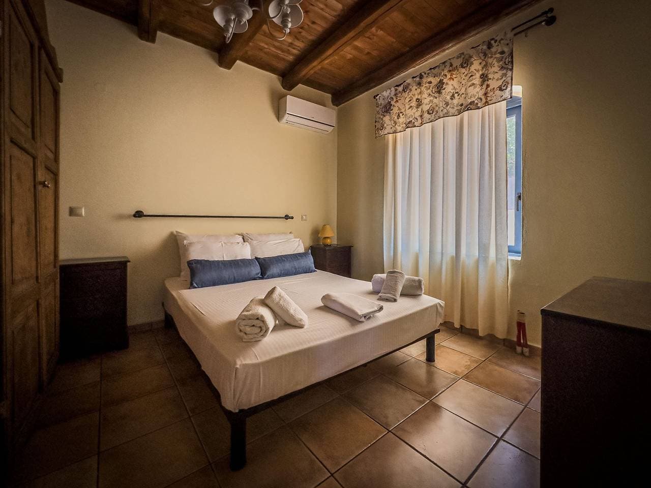 Foto 7 von 16: Niriides Villas_Aktea_ 3-Schlafzimmer privater Pool