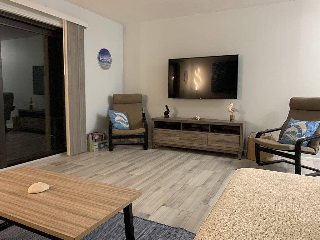 Cozy Beachfront Retreat; Updated modern décor 1