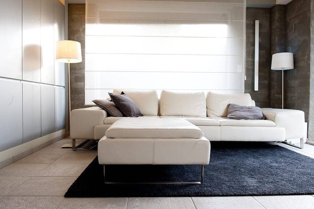 Luxus-Designer-Wohnung, direkt am Meer mit eigenem Garten und Parkplatz 1