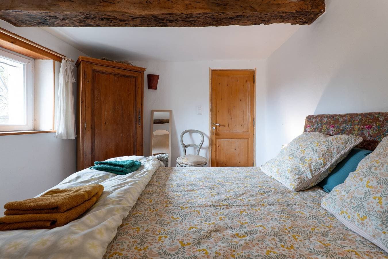 Foto 8 von 20: Gästezimmer „Chambre Au Calme“ mit Bergblick, gemeinsamer Terrasse und WLAN