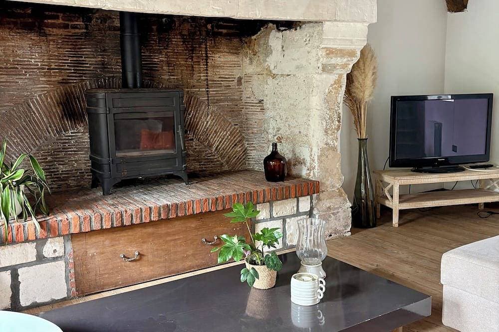 Accommodation for 6 to 11 people in a Norman Manor House 1