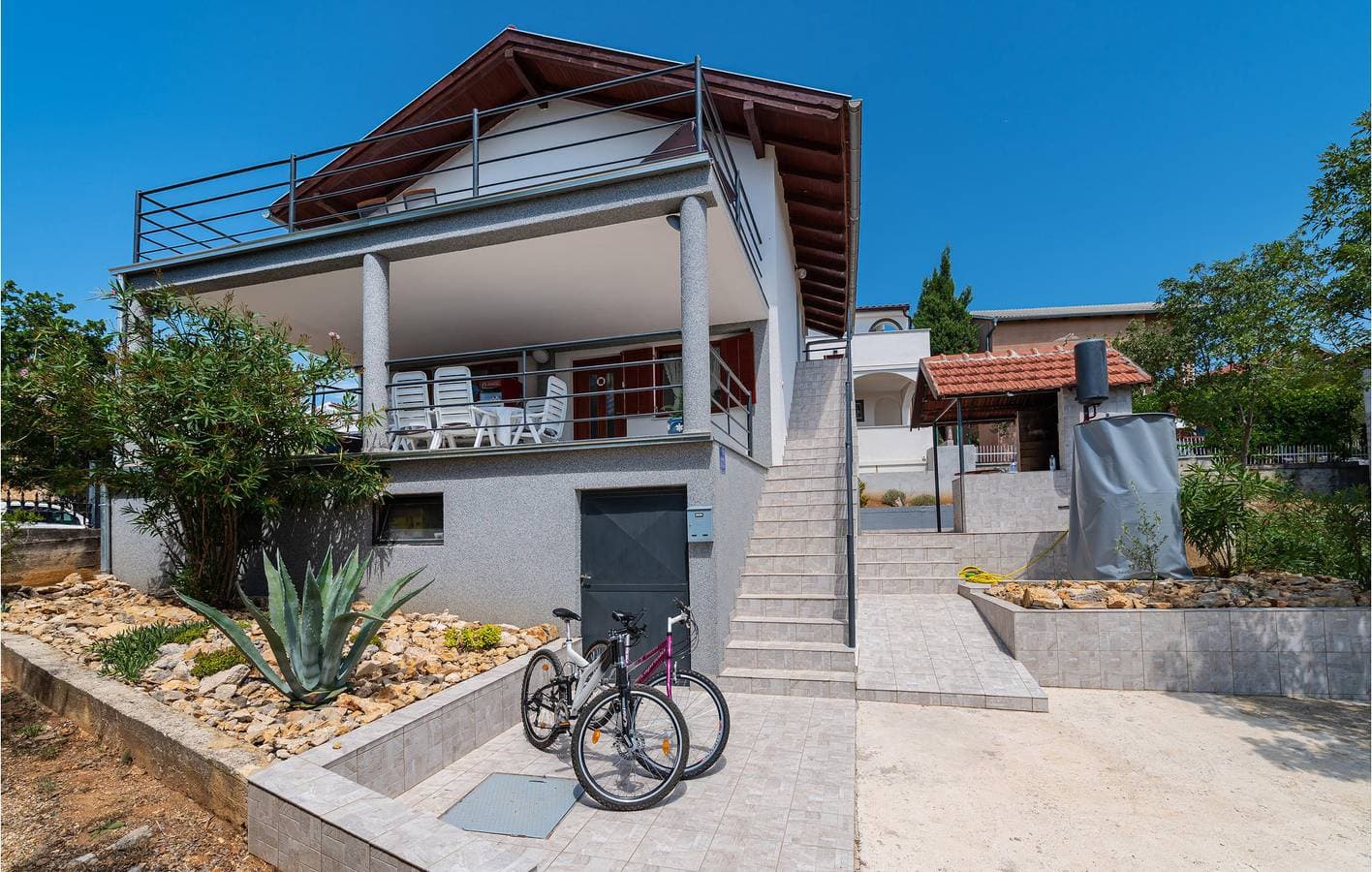 Foto 2 von 37: Ferienwohnung am Meer mit Terrasse, Küche und Parkplatz in der Nähe von Novigradsko Mehr