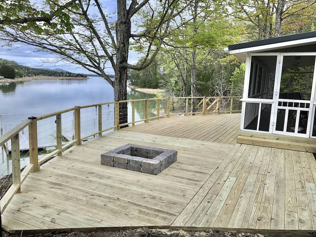* Lakefront * Ziehen Sie den Netzstecker in unserem Lakehouse mit Bootsrampe und eigenem Dock - ohne... 1