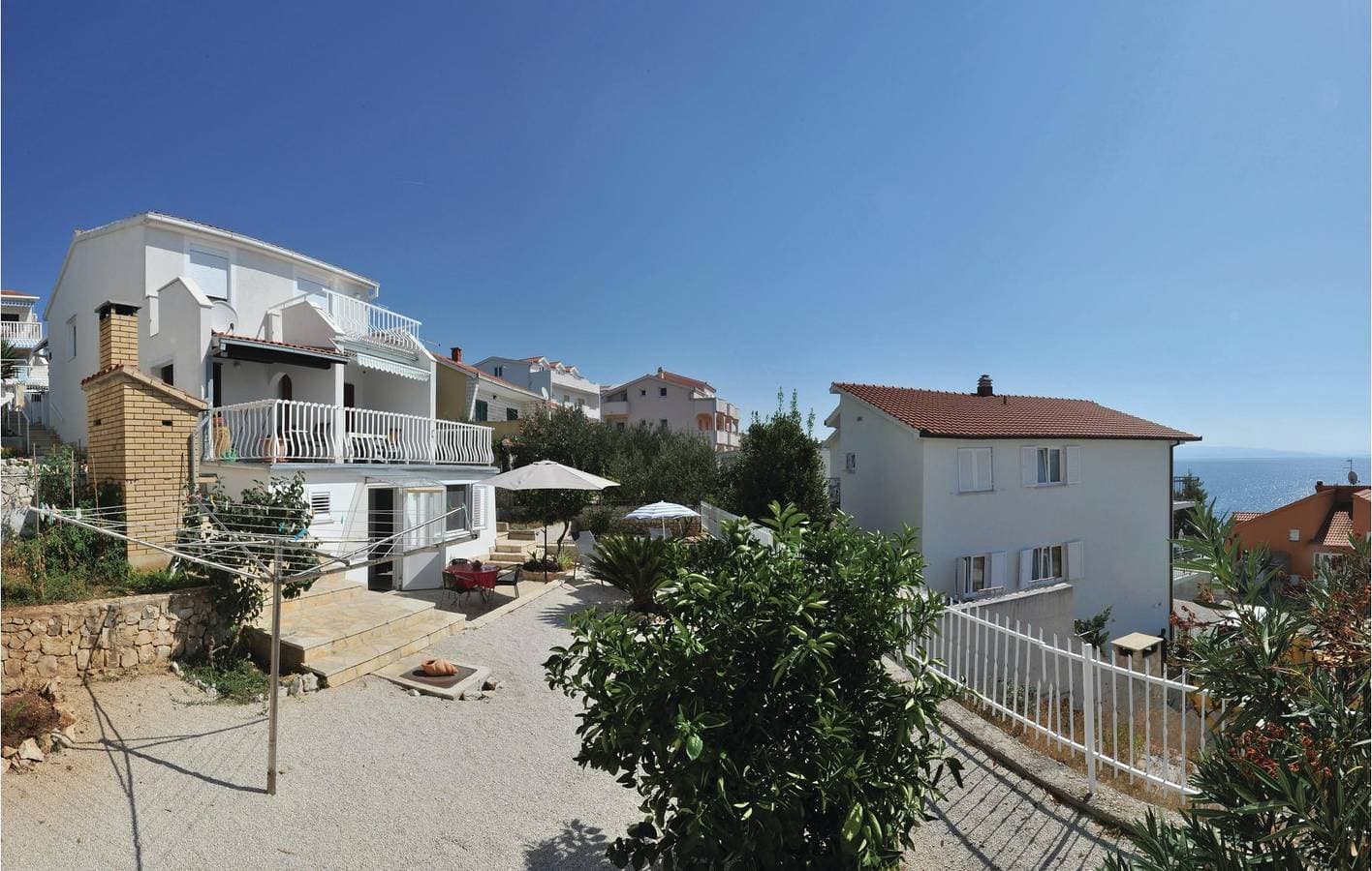 Foto 4 von 20: Gemütliches Apartment am Strand mit Terrasse und Garage, 500 m von der Bucht Uvala Bočići entfernt