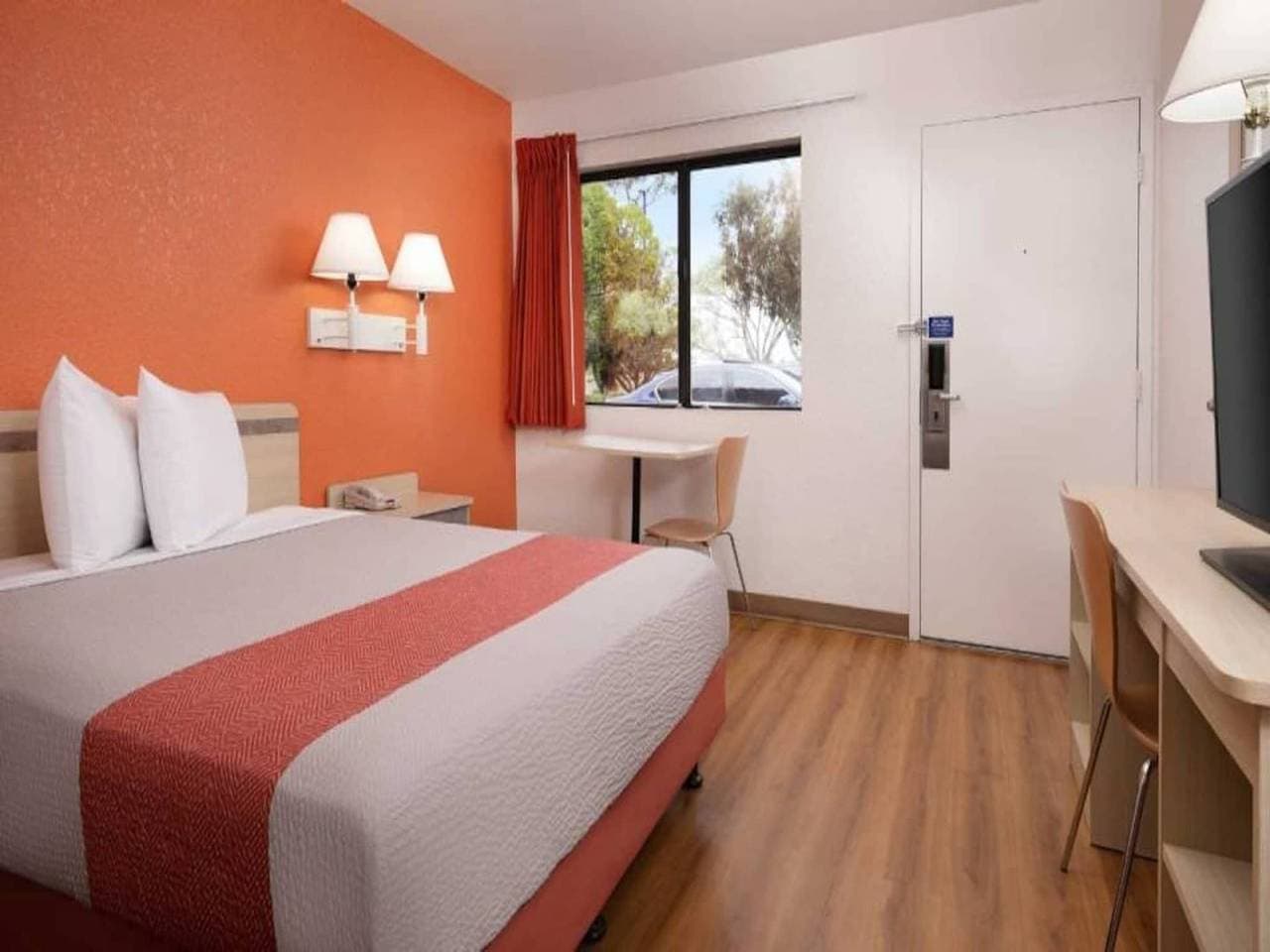 Foto 6 von 34: Geräumiges Zimmer mit 1 Queensize-Bett | Barrierefreie Dusche