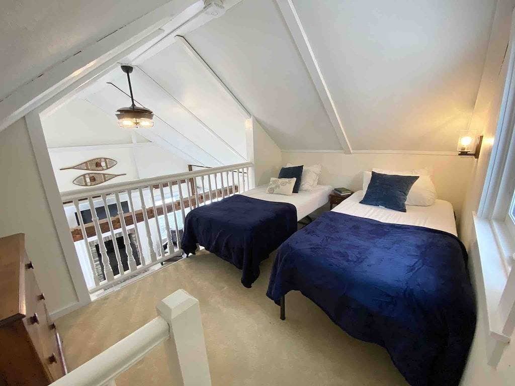 Foto 8 von 26: Luxus King Cottage, 2 Einzelbetten im Loft, Kamin, privater Eingang
