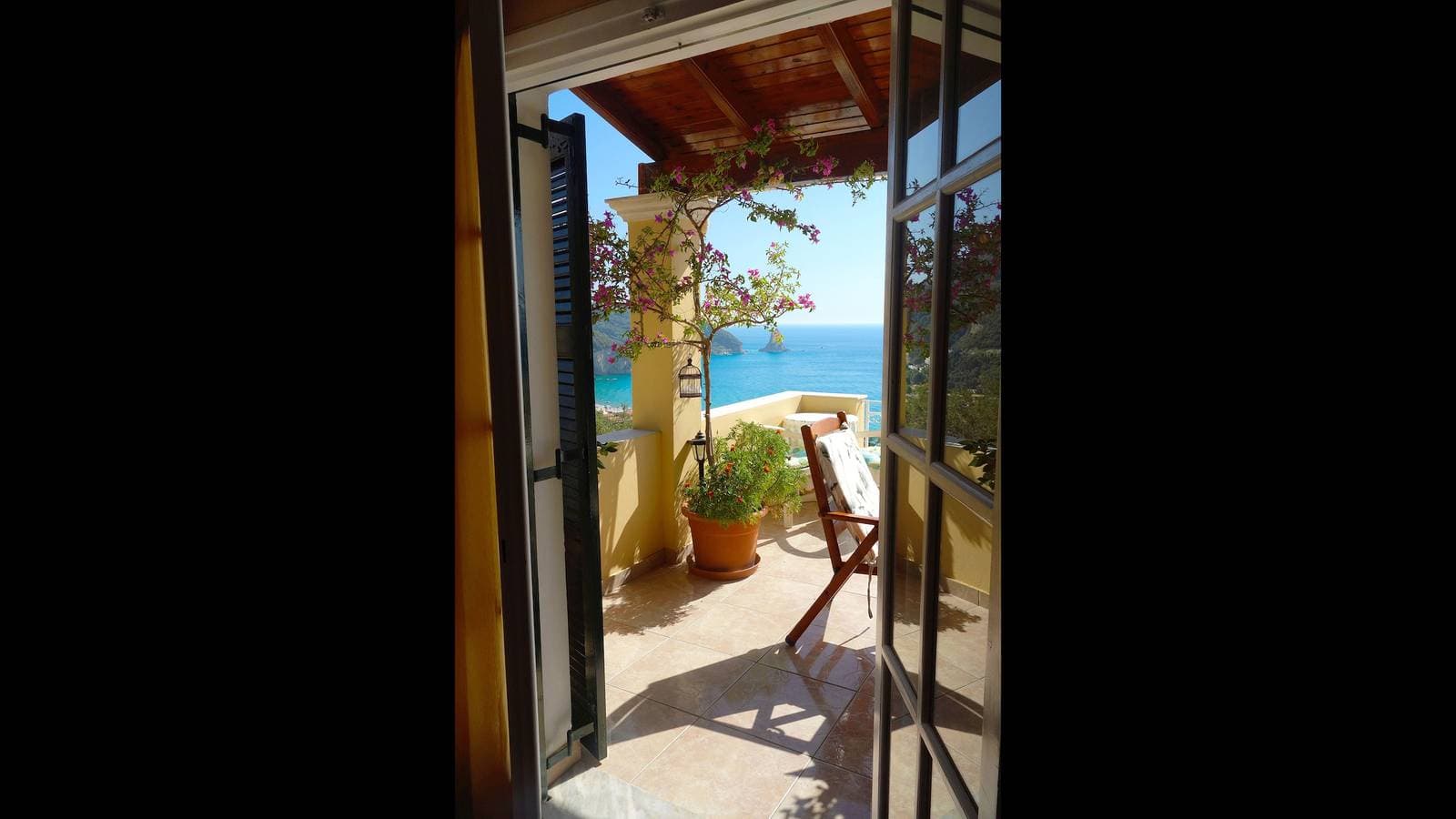 Foto 3 von 48: Natalia Apartment B mit Panoramablick auf die Bucht von Agios Gordios