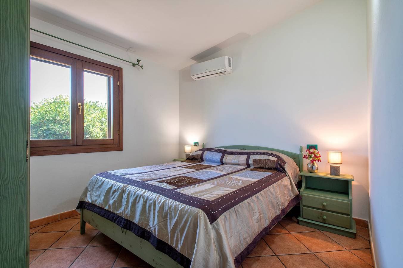 Foto 12 von 33: Ferienhaus „Vista Mozzafiato ad Isola Rossa“ mit Meerblick, privater Terrasse & Klimaanlage
