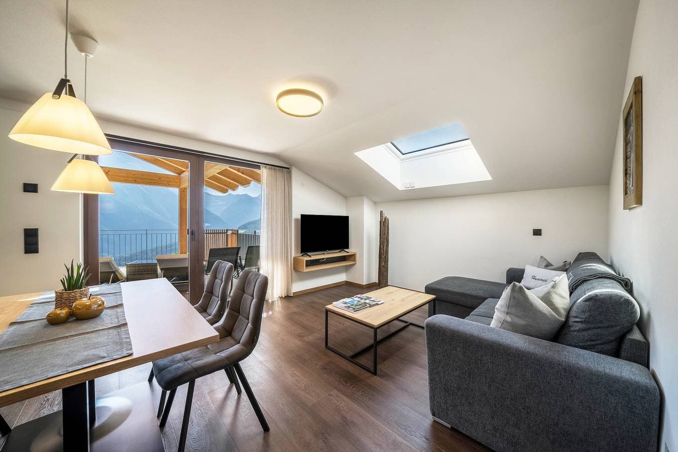 Foto 8 von 19: "Sunnseitn Lodge Apt Moutainsuite" mit beheiztem Whirlpool, Infrarot-Sauna, Panoramaterrasse
