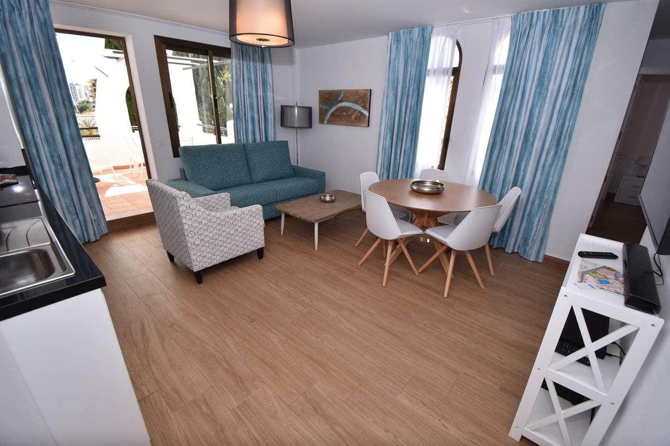 Foto 5 von 22: Modern Apt walking distance to Shops and Beach