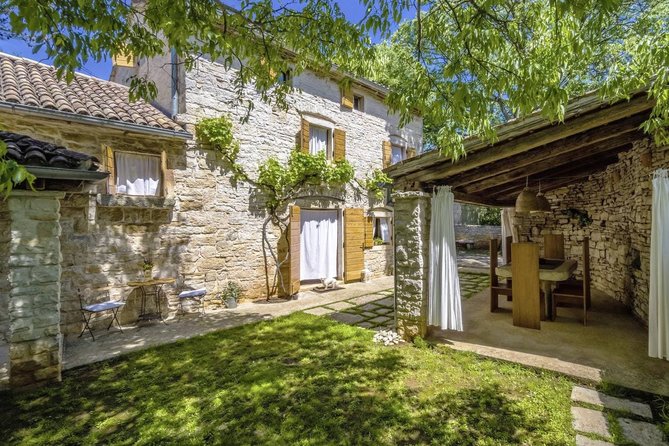 Foto 8 von 48: Ferienhaus Una * 1000 m2 Garten mit Liegewiese, Grill, WLAN