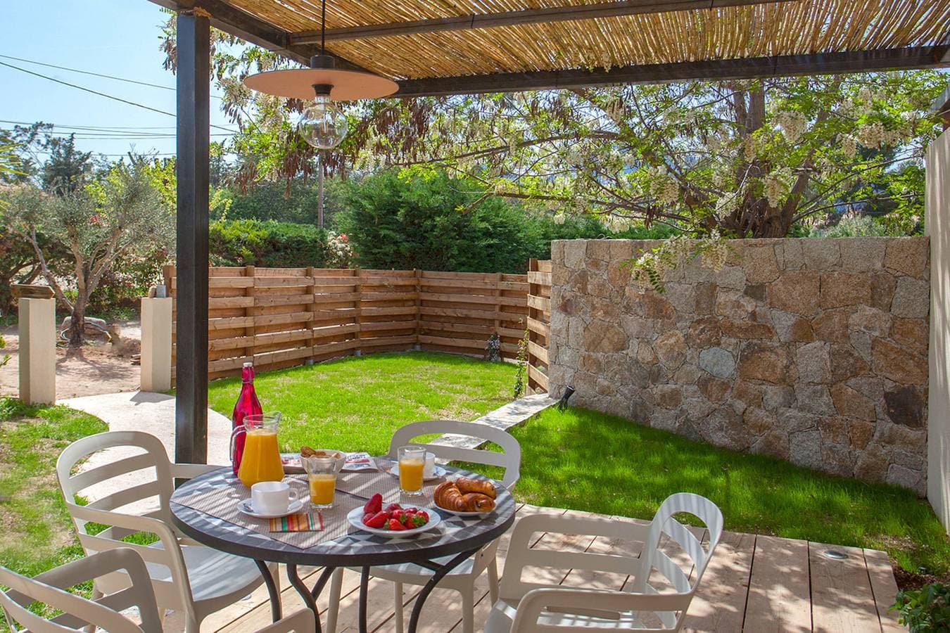 Foto 3 von 26: Neue Wohnung "Magnolia", Pergola-Terrasse, privater Garten - 2 4 Personen