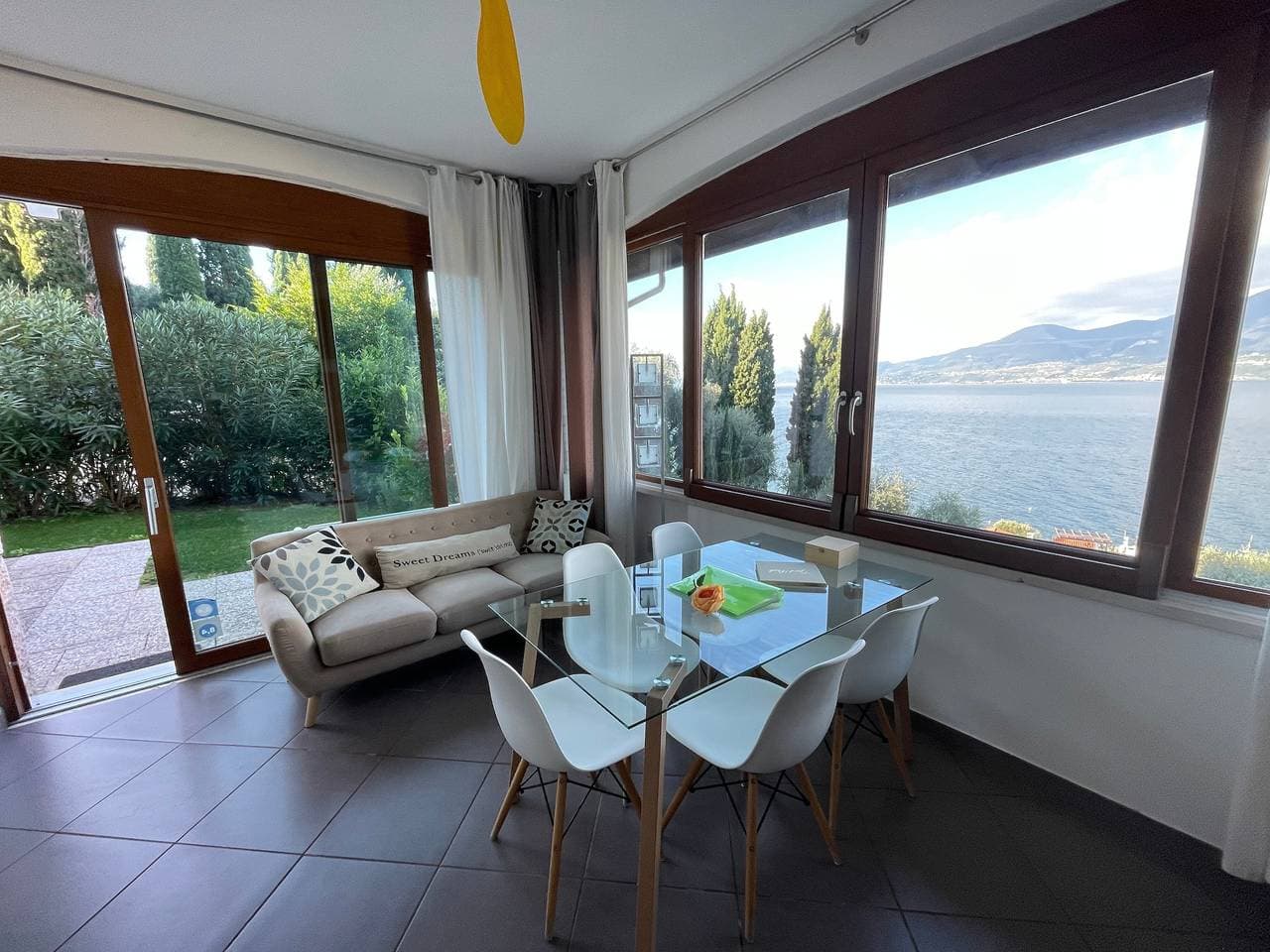 Foto 9 von 25: Ferienwohnung "Residenz La Mignon Oleandri" mit Blick auf den See, Bergblick und Garten