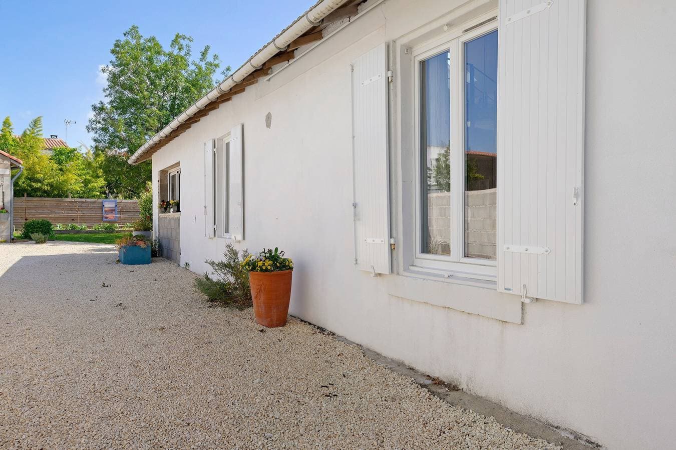 Foto 12 von 30: Gästezimmer „Embellie“ mit privater Terrasse, eigenem Garten und WLAN