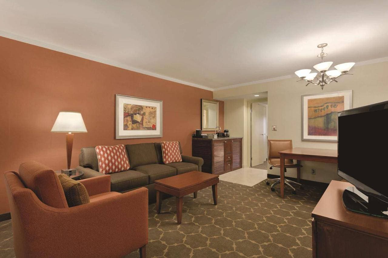 Foto 7 von 9: Two-Room King Suite - Non-Smoking