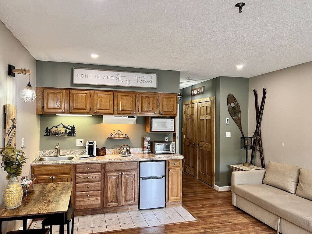 Foto 8 von 41: Newly Remodeled Studio | Indoor Pool & Hot Tub | Quartz Kitchen | Loon