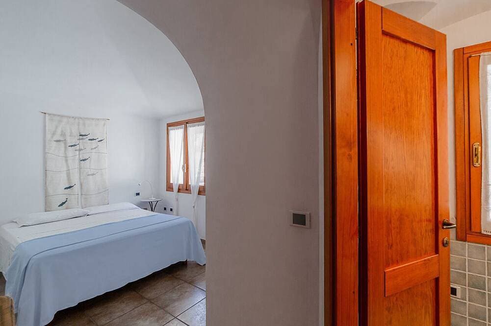 Foto 3 von 30: Panoramic sea view villa in La Maddalena with garden. Walk to beaches.
