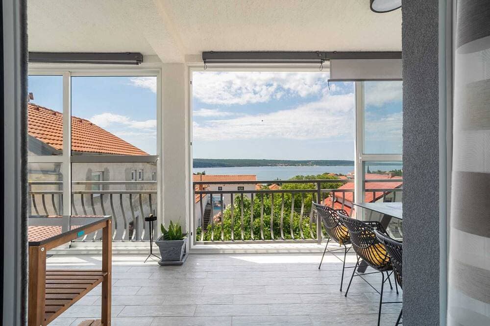 Charming 2-bedroom apartment with stunning sea view, in beautiful Gornji Karin 1