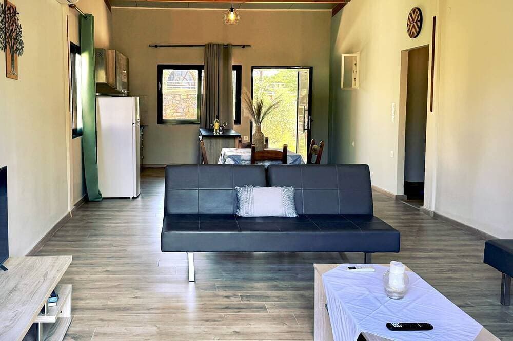 Foto 11 von 21: Minimalist  home with common pool