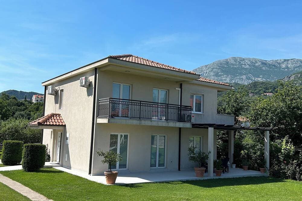 Foto 8 von 12: The modernly equipped villa is located in a quiet and green environment.