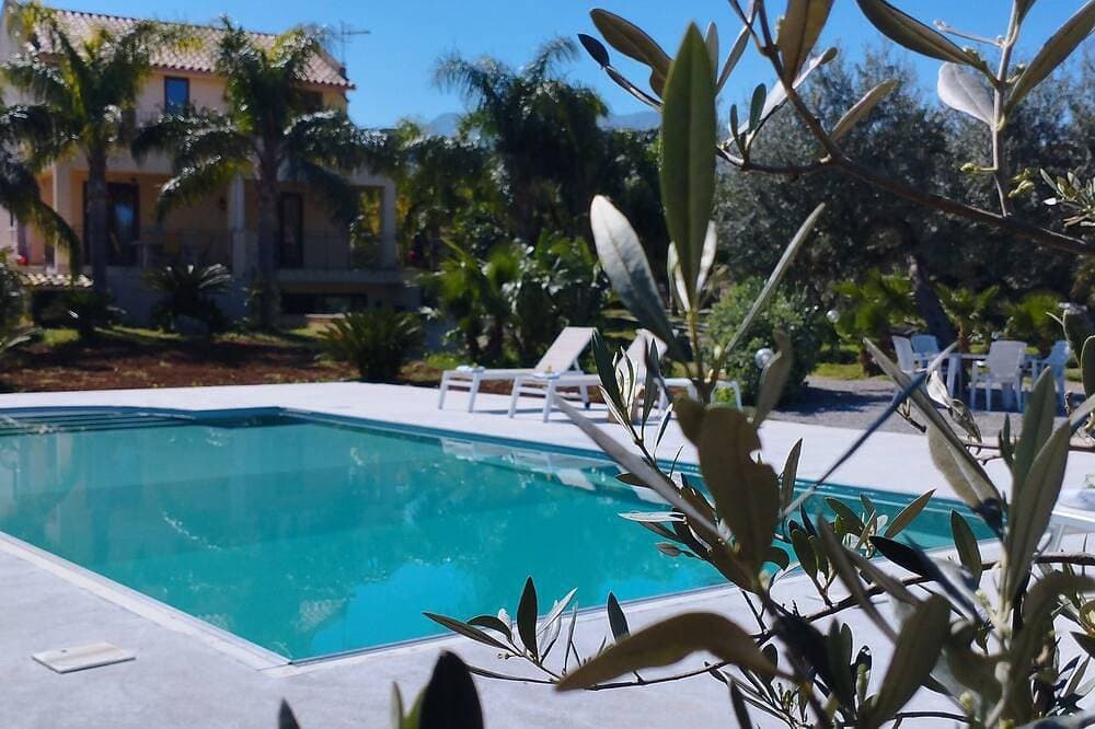 Ein Garten in der Sonne, das kristallklare Meer, entspannend 1