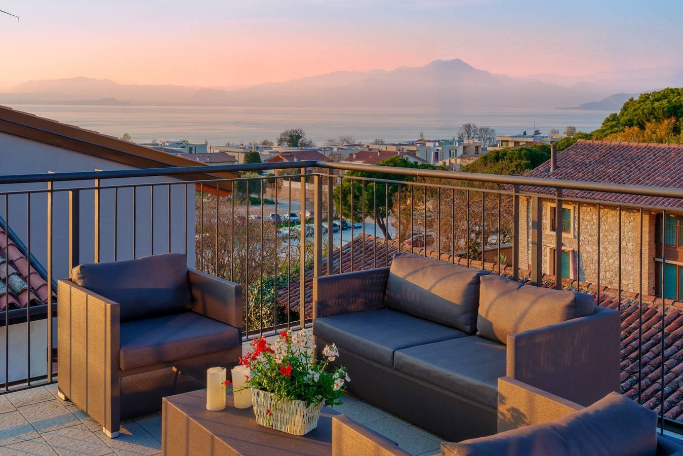 Foto 10 von 36: Regarda - Residenza Gj - piano T moderno bilocale con terrazza panoramica