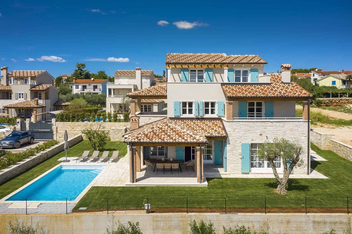 Villa mit Pool und Garten  1