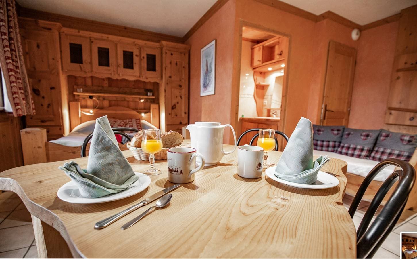 Foto 4 von 14: Einzimmerapartment 'Le Pin Cembro' mit Bergblick, privater Terrasse und WLAN