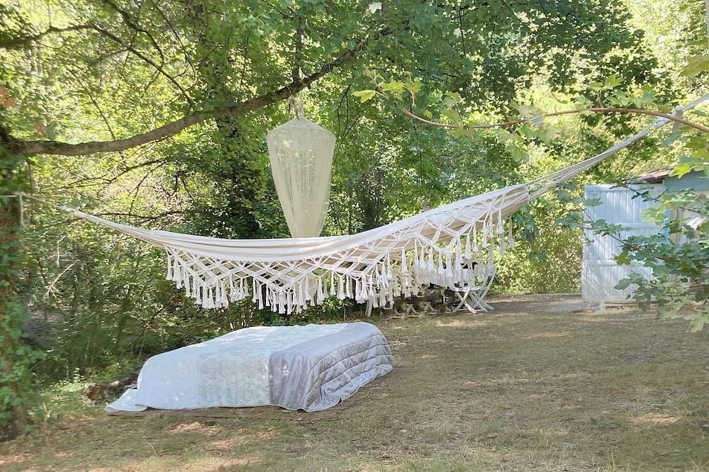 Foto 3 von 30: Terre libre 2, glamping. Hutt with garden and access to a river.