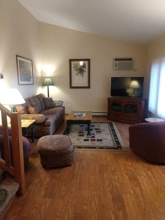 Foto 4 von 32: Beautiful, spacious 3 Br, 2Ba home, close to everything the Up has to offer!