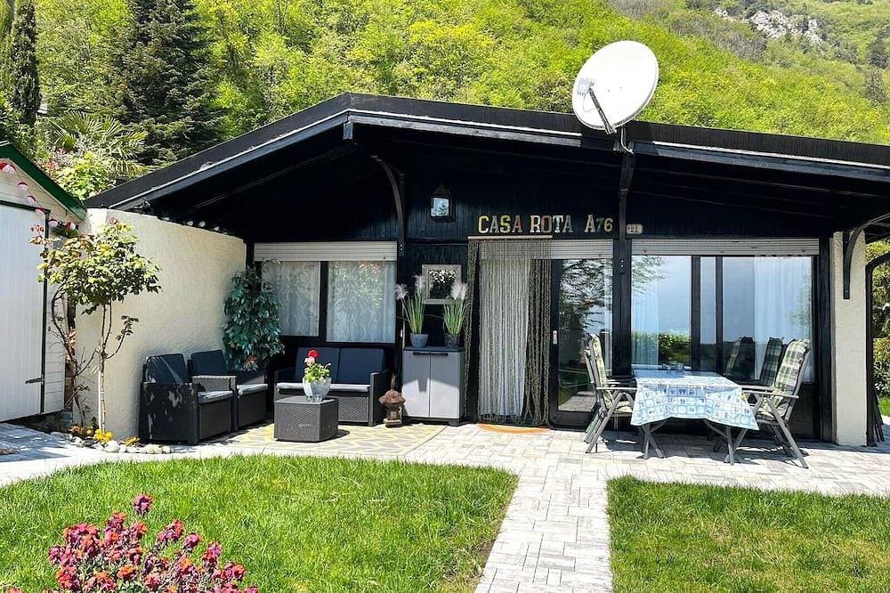 Schöner Bungalow mit einer schönen grünen Landschaft entspannen 1