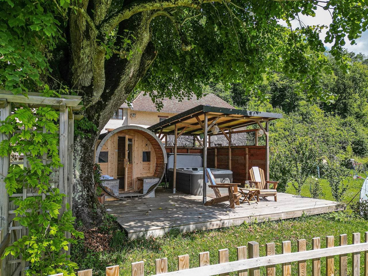 Foto 7 von 24: Gästezimmer „La Chartreuse“ mit gemeinsamem Garten und WLAN