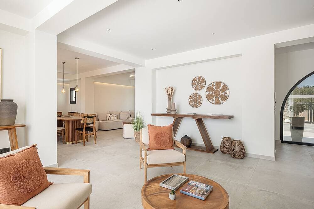 Foto 12 von 30: Nemia luxury villa, 7 Bdr, 7 Br, pool & kiddie pool, beautiful sea views.