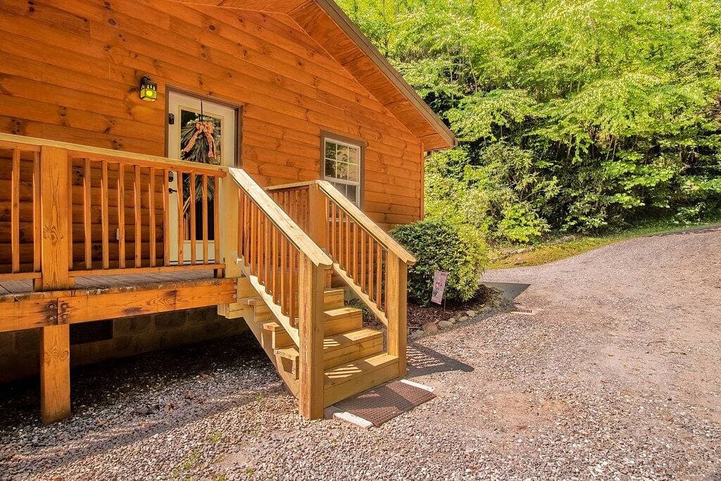 Cabin with River View located between Cherokee & Bryson City, 5 miles to casino! 1