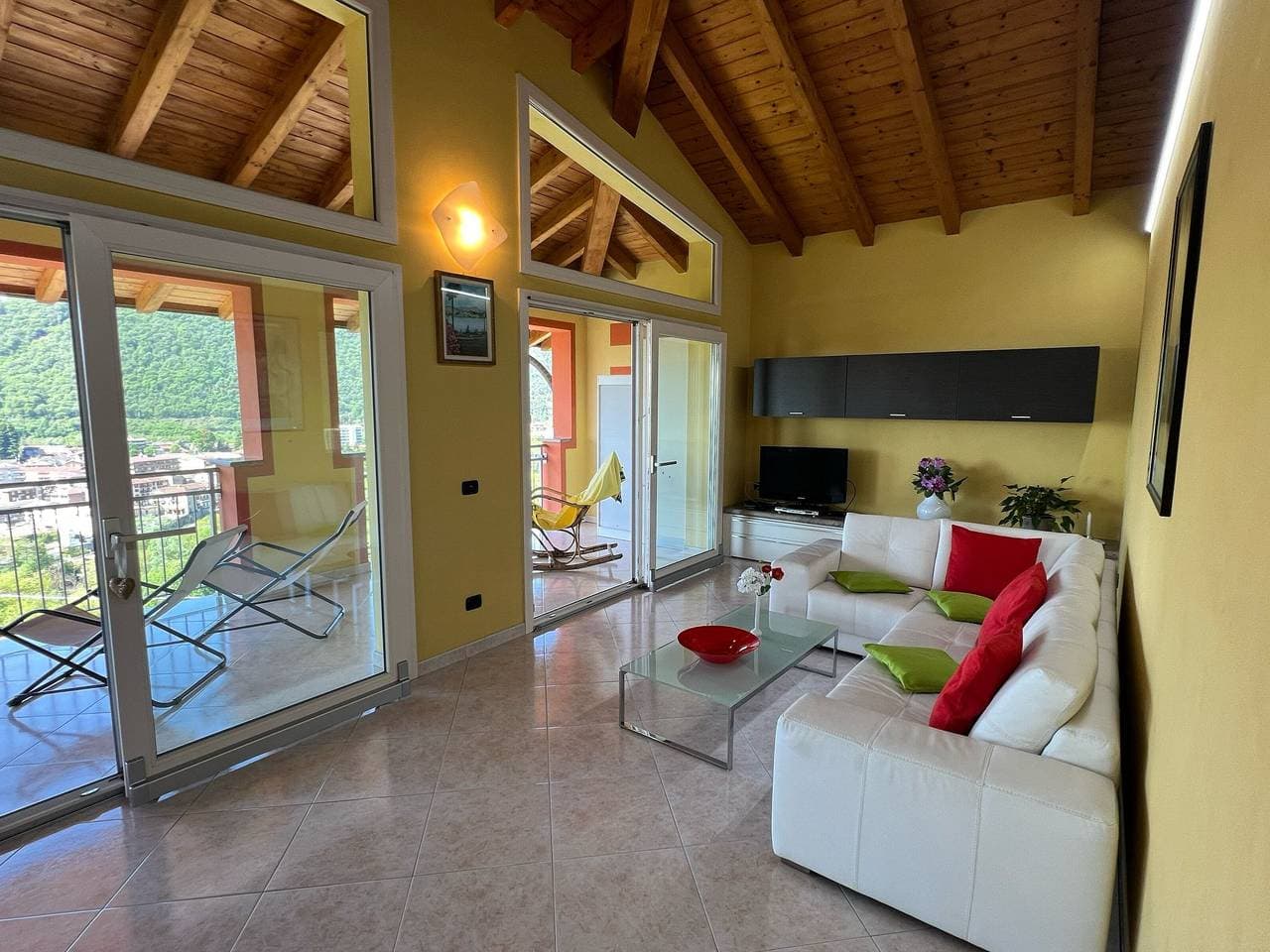 Foto 9 von 22: Penthouse Valentino with terrace lake view