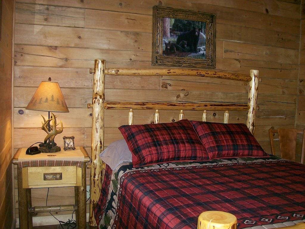 Foto 13 von 45: Potomac Overlook, New Log Cabin Vor Eingang zum Loch Smoke