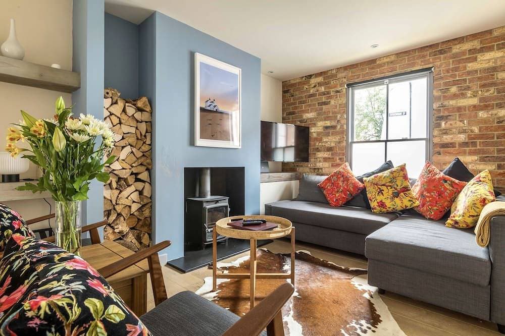 Cosy Fisherman’s Cottage, minutes from High Street, Harbour & Beach 1
