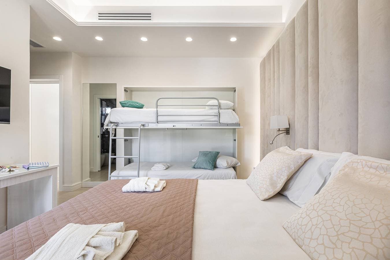 Foto 9 von 14: Zimmer für 4 Personen mit Whirlpool