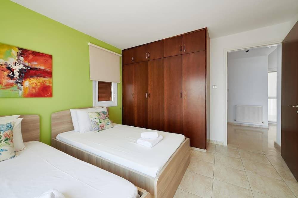 Foto 2 von 30: Beach Front Villa Azura Sunrise by Ezoria Villas