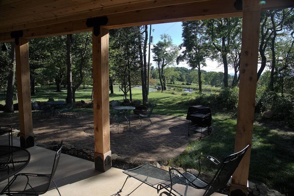 Foto 3 von 15: Einzigartiger Berggipfel-Urlaub mit Blick auf die Willow Croft Weinkellerei.