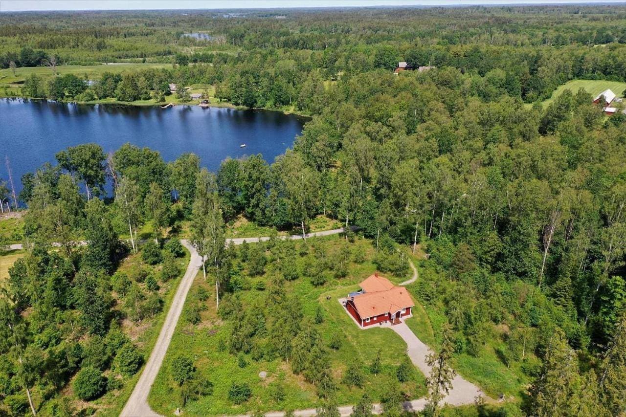 Modernes und hell eingerichtetes Haus mit Blick auf einen See 1
