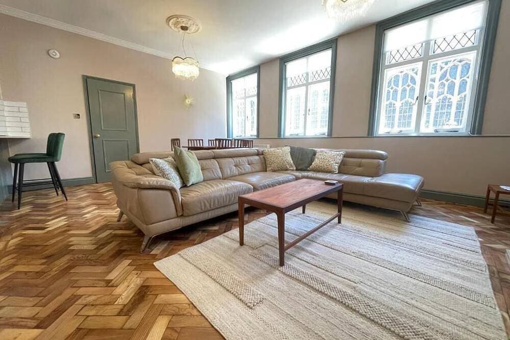 Two Bedroom apartment with stunning Cathedral Views 1