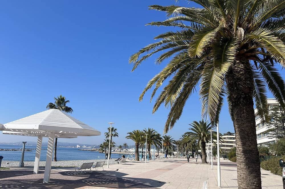 Luxurious Waterfront Apartment Cote D'Azur 1