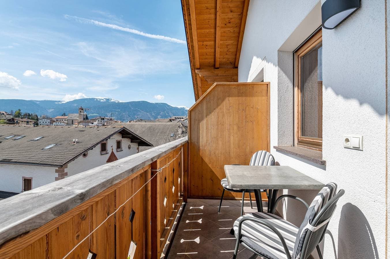 Foto 3 von 32: Ferienwohnung 'Haus Alpenblick Apt Brunelle' mit Bergblick, Gemeinschaftsgarten und WLAN